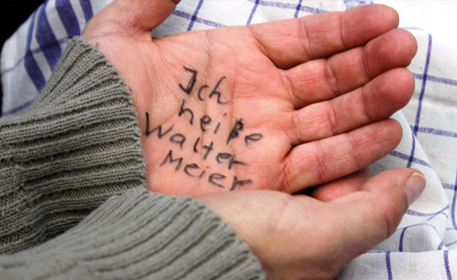 Zwei Hände sind auf ein Küchentuch gelegt. Auf eine Hand wurde geschrieben "Ich heiße Walter Meier".